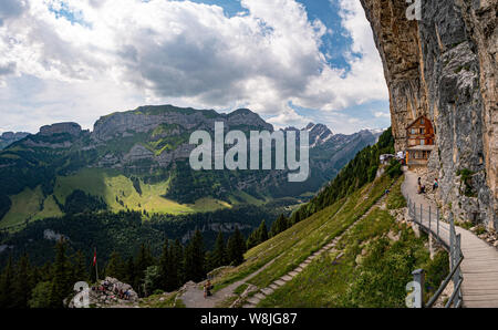 Berühmte Gasthaus Aescher Wildkirchli in der Schweiz Alpstein - Panoramaaussicht Stockfoto