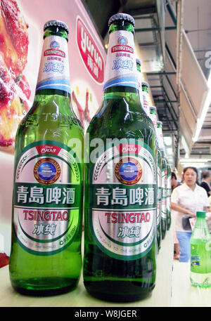 ------ Flaschen Tsingtao Beer Tsingtao Brauerei sind an einer Messe in Nanjing city angezeigt, der ostchinesischen Provinz Jiangsu, 5. Juli 2014. Chinas Stockfoto