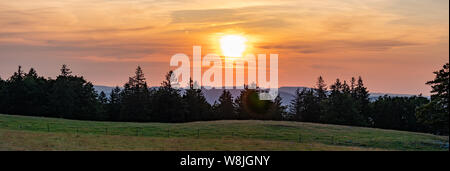 Schönen Sonnenuntergang über Ackerland in der Schweiz - Panoramaaussicht Stockfoto