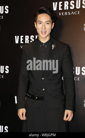 Bruneian Schauspieler Wu Chun stellt während der Eröffnungsfeier für neue Versus Versace Store in Hongkong, China, 28. Mai 2015. Stockfoto