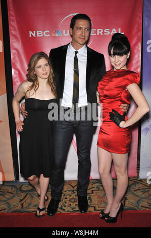 LOS ANGELES, Ca. Januar 10, 2010: "Sterne Caprica' Magda Apanowicz (links), Sasha Roiz & Alessandra Torresani bei NBC Universal Winter 2010 Presse Rundgang Cocktail Party im Langham Huntington Hotel, Pasadena. © 2010 Paul Smith/Featureflash Stockfoto