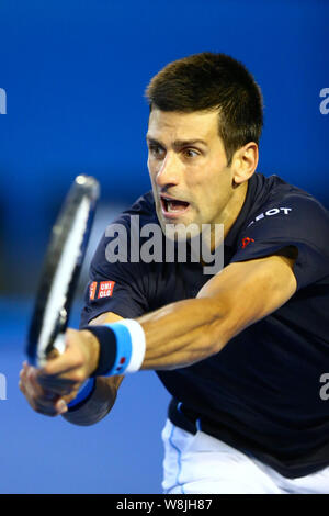 Novak Djokovic aus Serbien bereitet einen Schuß zu Fernando Verdasco Spanien in singles Ihre Männer der dritten Runde der Australian Open 2015 zurück Stockfoto