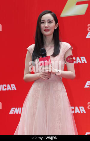 Chinesische Schauspielerin Yang Mi stellt während einer Werbeveranstaltung für Enicar Uhren in Chongqing, China, 26. April 2015. Stockfoto