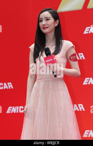 Chinesische Schauspielerin Yang Mi stellt während einer Werbeveranstaltung für Enicar Uhren in Chongqing, China, 26. April 2015. Stockfoto