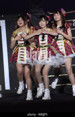 Mitglieder des Idols Gruppe SNH 48, eine Schwester Gruppe japanischer Pop Girl Group AKB 48, bei der der NH 48 2015 Besten 30' Konzert in Shanghai, China, 31. Janua Stockfoto