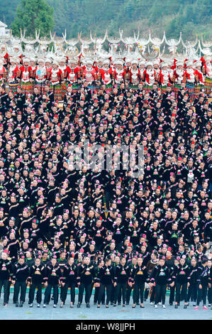 Das chinesische Volk von Miao Minderheit in traditionellen Kostümen nehmen an der Eröffnungsfeier der Leishan Miao New Year Festival in Leishan County, Ka Stockfoto