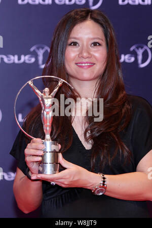 ------ Rentner chinesischen Tennis star Li Na stellt mit ihrer Trophäe, nachdem die Verleihung der Laureus World Sports Awards 2015 in Shanghai Shanghai Stockfoto