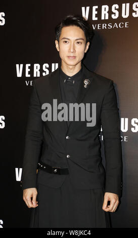 Bruneian Schauspieler Wu Chun stellt während der Eröffnungsfeier für neue Versus Versace Store in Hongkong, China, 28. Mai 2015. Stockfoto