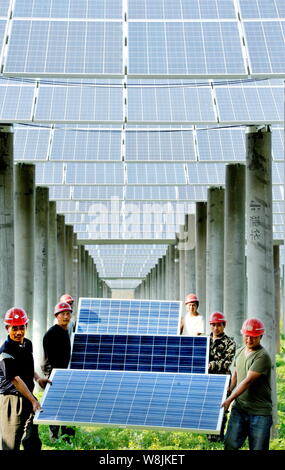 ------ Chinesische Arbeiter installieren Solaranlagen mit einer Photovoltaik- Kraftwerk in Yangjia Dorf, Hengfeng Grafschaft, Stadt Shangrao, East China Jiangxi Stockfoto