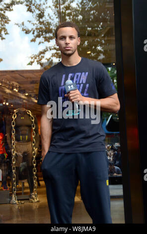 NBA-Star Stephen Curry nimmt an der Eröffnung des Flagship Store von Sportswear Marke unter Rüstung in Shanghai, China, 8. September 2015. Stockfoto