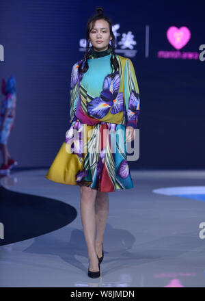 Ein Modell zeigt eine neue Schöpfung an der Qianzi fashion show vom französischen Designer MANISH ARORA im 4 Wuhan International Fashion Week 2015 in Wuh Stockfoto