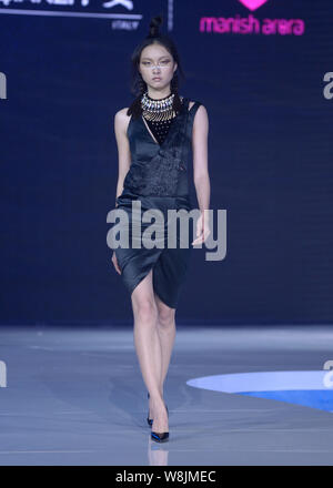 Ein Modell zeigt eine neue Schöpfung an der Qianzi fashion show vom französischen Designer MANISH ARORA im 4 Wuhan International Fashion Week 2015 in Wuh Stockfoto