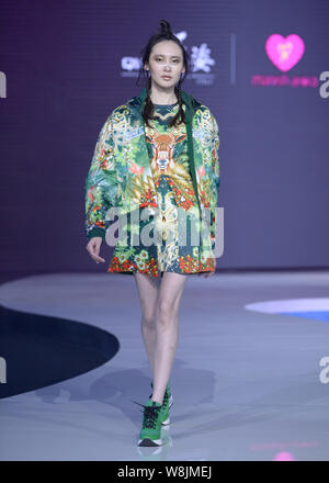 Ein Modell zeigt eine neue Schöpfung an der Qianzi fashion show vom französischen Designer MANISH ARORA im 4 Wuhan International Fashion Week 2015 in Wuh Stockfoto