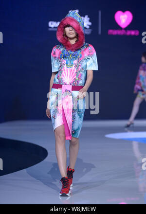 Ein Modell zeigt eine neue Schöpfung an der Qianzi fashion show vom französischen Designer MANISH ARORA im 4 Wuhan International Fashion Week 2015 in Wuh Stockfoto