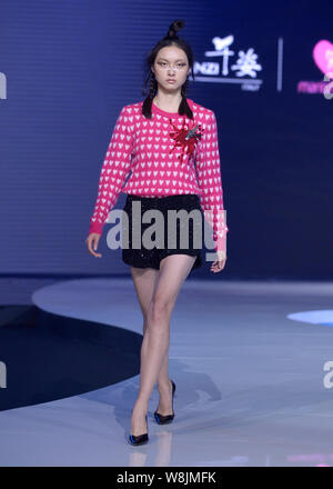 Ein Modell zeigt eine neue Schöpfung an der Qianzi fashion show vom französischen Designer MANISH ARORA im 4 Wuhan International Fashion Week 2015 in Wuh Stockfoto