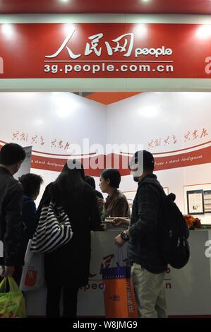 ---- Leute besuchen Sie den Stand von 3G.people.com.cn während des 20 China International Advertising Festival in Nanjing, China Jiangsu prov Stockfoto