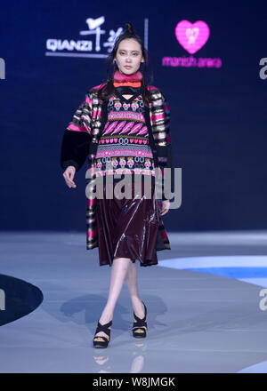 Ein Modell zeigt eine neue Schöpfung an der Qianzi fashion show vom französischen Designer MANISH ARORA im 4 Wuhan International Fashion Week 2015 in Wuh Stockfoto