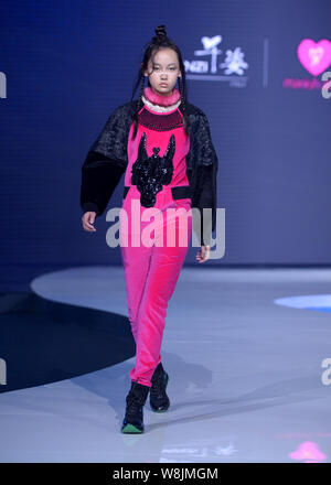 Ein Modell zeigt eine neue Schöpfung an der Qianzi fashion show vom französischen Designer MANISH ARORA im 4 Wuhan International Fashion Week 2015 in Wuh Stockfoto