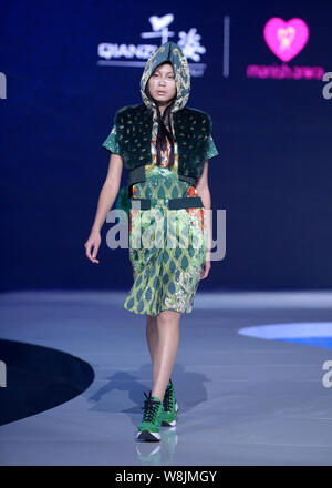 Ein Modell zeigt eine neue Schöpfung an der Qianzi fashion show vom französischen Designer MANISH ARORA im 4 Wuhan International Fashion Week 2015 in Wuh Stockfoto