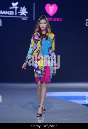 Ein Modell zeigt eine neue Schöpfung an der Qianzi fashion show vom französischen Designer MANISH ARORA im 4 Wuhan International Fashion Week 2015 in Wuh Stockfoto