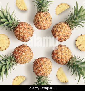 Bunte Obst Muster der frische Ananas auf hellen Hintergrund, Ansicht von oben Stockfoto