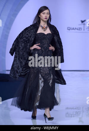 Ein Modell zeigt eine neue Schöpfung an der Qianzi fashion show vom italienischen Designer TRANSIT im 4 Wuhan International Fashion Week 2015 in Wuhan c Stockfoto