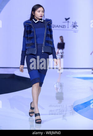 Ein Modell zeigt eine neue Schöpfung an der Qianzi fashion show vom italienischen Designer TRANSIT im 4 Wuhan International Fashion Week 2015 in Wuhan c Stockfoto