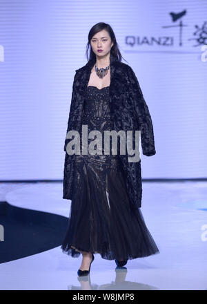 Ein Modell zeigt eine neue Schöpfung an der Qianzi fashion show vom italienischen Designer TRANSIT im 4 Wuhan International Fashion Week 2015 in Wuhan c Stockfoto