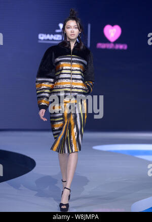 Ein Modell zeigt eine neue Schöpfung an der Qianzi fashion show vom französischen Designer MANISH ARORA im 4 Wuhan International Fashion Week 2015 in Wuh Stockfoto