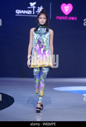 Ein Modell zeigt eine neue Schöpfung an der Qianzi fashion show vom französischen Designer MANISH ARORA im 4 Wuhan International Fashion Week 2015 in Wuh Stockfoto