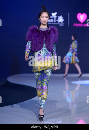 Ein Modell zeigt eine neue Schöpfung an der Qianzi fashion show vom französischen Designer MANISH ARORA im 4 Wuhan International Fashion Week 2015 in Wuh Stockfoto