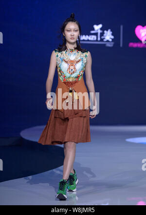 Ein Modell zeigt eine neue Schöpfung an der Qianzi fashion show vom französischen Designer MANISH ARORA im 4 Wuhan International Fashion Week 2015 in Wuh Stockfoto