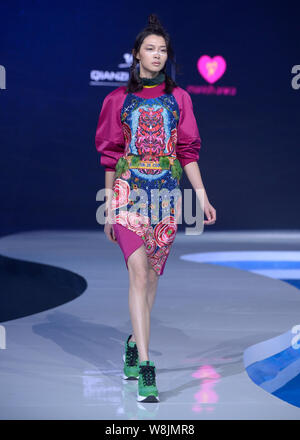 Ein Modell zeigt eine neue Schöpfung an der Qianzi fashion show vom französischen Designer MANISH ARORA im 4 Wuhan International Fashion Week 2015 in Wuh Stockfoto