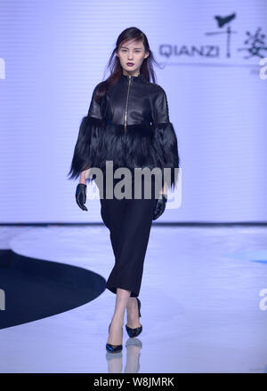 Ein Modell zeigt eine neue Schöpfung an der Qianzi fashion show vom italienischen Designer TRANSIT im 4 Wuhan International Fashion Week 2015 in Wuhan c Stockfoto