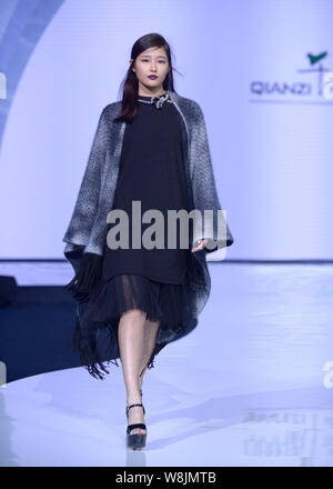 Ein Modell zeigt eine neue Schöpfung an der Qianzi fashion show vom italienischen Designer TRANSIT im 4 Wuhan International Fashion Week 2015 in Wuhan c Stockfoto