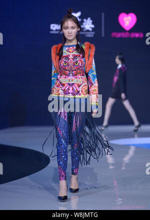 Ein Modell zeigt eine neue Schöpfung an der Qianzi fashion show vom französischen Designer MANISH ARORA im 4 Wuhan International Fashion Week 2015 in Wuh Stockfoto