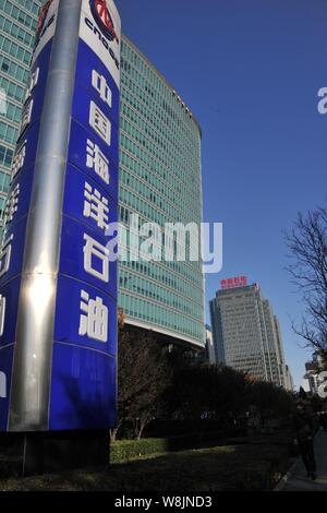 ---- Blick auf die Konzernzentrale von Cnooc (China National Offshore Oil Corporation) in Peking, China, 13. November 2011. Behörden sind in Stockfoto