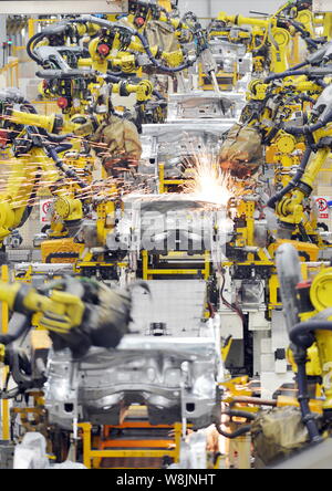 ------ Roboter Arme schweißen Auto Teile an eine automatische Anlage von Dongfeng Peugeot Citroen Automobile Co., Ltd. in Wuhan City, der Provinz Hubei in Zentralchina, 24. Stockfoto