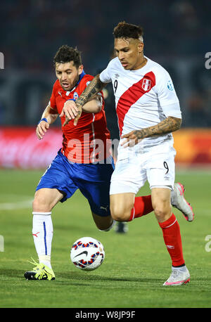 Chile Jose Rojas, Links, Herausforderungen in Peru Jose Guerrero bei der Copa America 2015 Halbfinale Fußball Match zwischen Chile und Peru am Nationalen Stockfoto