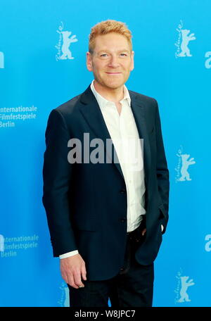 Der britische Schauspieler und Regisseur Kenneth Branagh stellt bei einem Fotoshooting für seinen neuen Film "Cinderella", die im Rahmen der 65. Internationalen Filmfestspiele Berlin in B Stockfoto