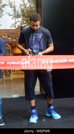 NBA-Star Stephen Curry nimmt an der Eröffnung des Flagship Store von Sportswear Marke unter Rüstung in Shanghai, China, 8. September 2015. Stockfoto