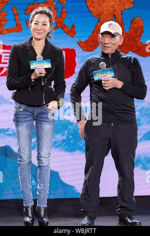 Malaysische Schauspielerin Michelle Yeoh, Links, und Hong Kong Regisseur Yuen Woo-ping Pose auf einer Pressekonferenz für ihren neuen Film "Crouching Tiger, Hidden Dr Stockfoto