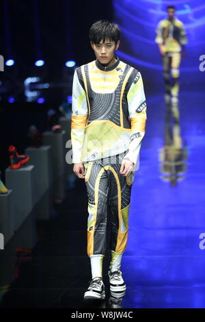 Ein Modell zeigt eine neue Schöpfung an der Qiaodan Cup 10 China Sportbekleidung Design Contest & Vereinbarung Erneuerung Zeremonie, während der China Fashion Week Sp Stockfoto