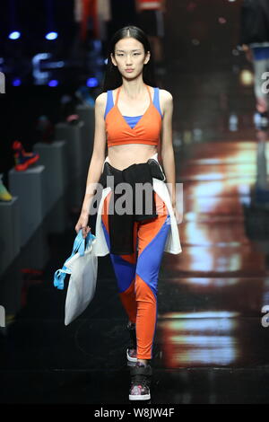 Ein Modell zeigt eine neue Schöpfung an der Qiaodan Cup 10 China Sportbekleidung Design Contest & Vereinbarung Erneuerung Zeremonie, während der China Fashion Week Sp Stockfoto