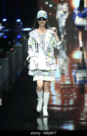 Ein Modell zeigt eine neue Schöpfung an der Qiaodan Cup 10 China Sportbekleidung Design Contest & Vereinbarung Erneuerung Zeremonie, während der China Fashion Week Sp Stockfoto