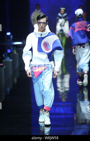 Ein Modell zeigt eine neue Schöpfung an der Qiaodan Cup 10 China Sportbekleidung Design Contest & Vereinbarung Erneuerung Zeremonie, während der China Fashion Week Sp Stockfoto
