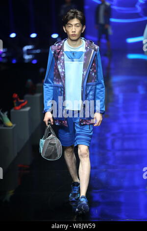 Ein Modell zeigt eine neue Schöpfung an der Qiaodan Cup 10 China Sportbekleidung Design Contest & Vereinbarung Erneuerung Zeremonie, während der China Fashion Week Sp Stockfoto