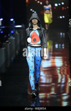 Ein Modell zeigt eine neue Schöpfung an der Qiaodan Cup 10 China Sportbekleidung Design Contest & Vereinbarung Erneuerung Zeremonie, während der China Fashion Week Sp Stockfoto