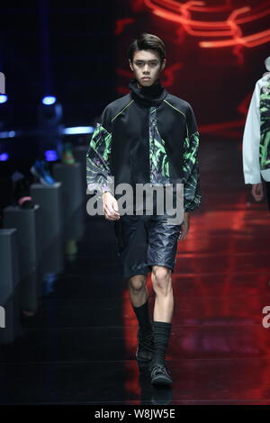 Ein Modell zeigt eine neue Schöpfung an der Qiaodan Cup 10 China Sportbekleidung Design Contest & Vereinbarung Erneuerung Zeremonie, während der China Fashion Week Sp Stockfoto