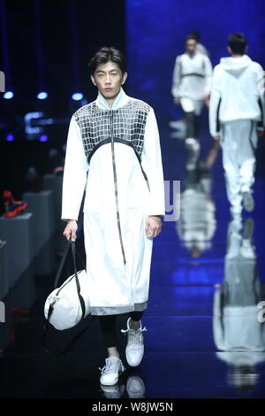 Ein Modell zeigt eine neue Schöpfung an der Qiaodan Cup 10 China Sportbekleidung Design Contest & Vereinbarung Erneuerung Zeremonie, während der China Fashion Week Sp Stockfoto